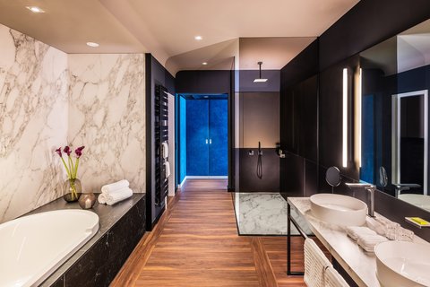 Prestige Lake Suite - Bathroom - Tub