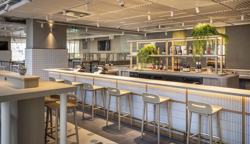 Holiday Inn Express Auckland City Centre by Ihg, an IHG Hotel - Lobby Bar and Front Desk