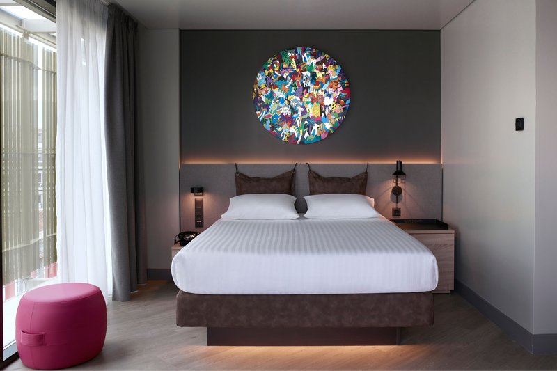 Guest room Triple, Queen, City view