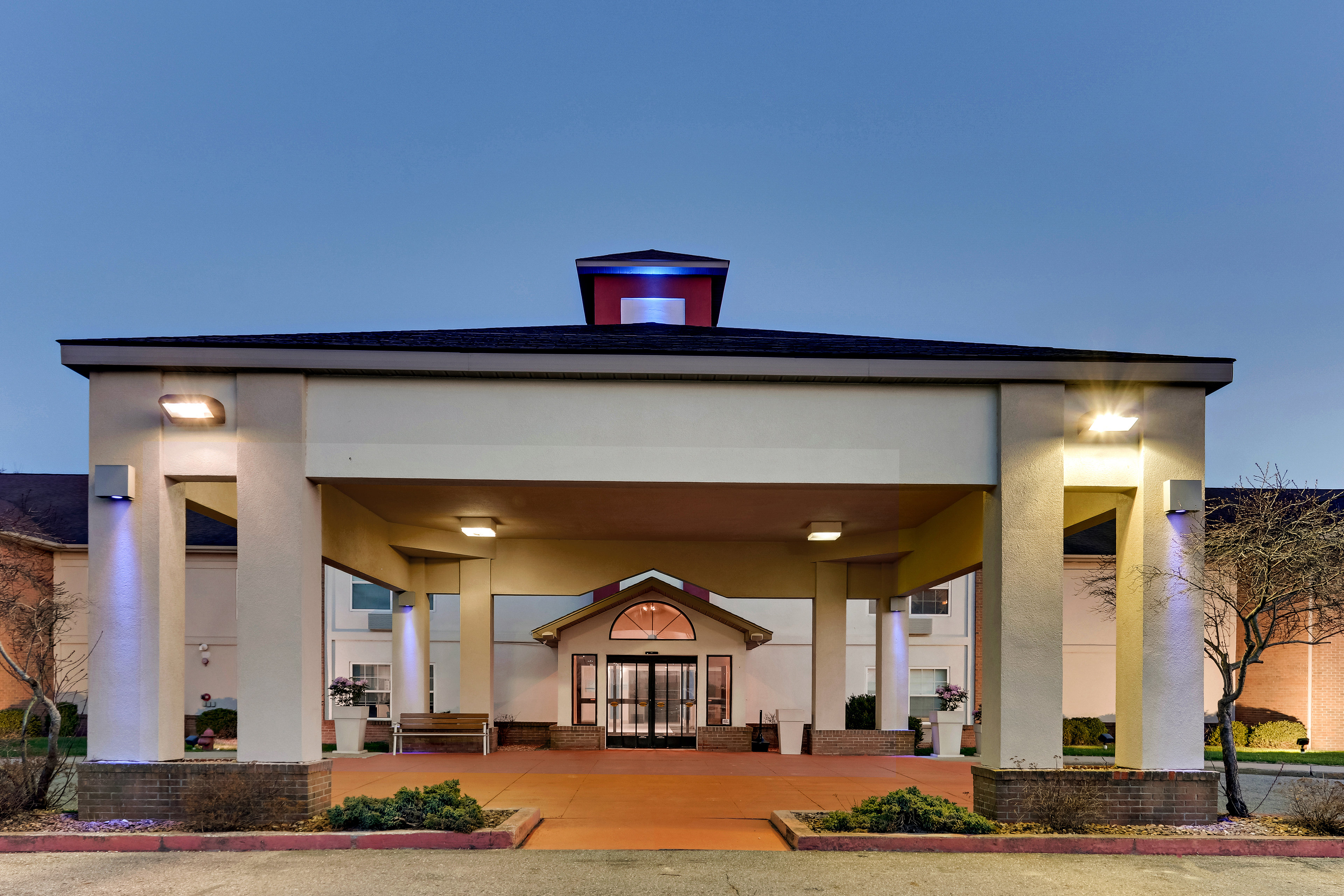 Holiday Inn Express Hotel & Suites