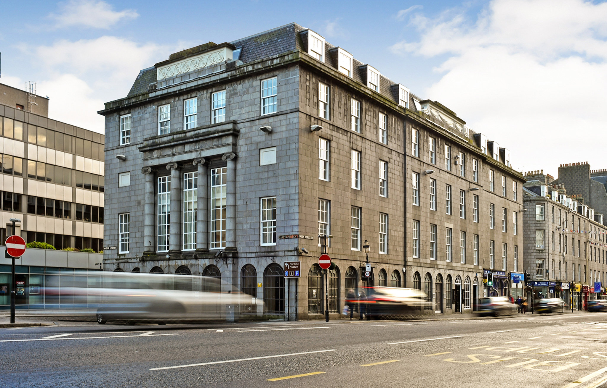Royal Athenaeum Suites