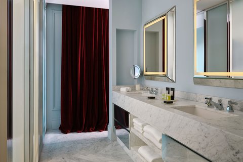 Suite Bathroom