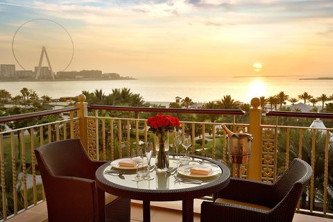 Zimmer mit Blick aufs Meer – romantisch dekorierter Balkon