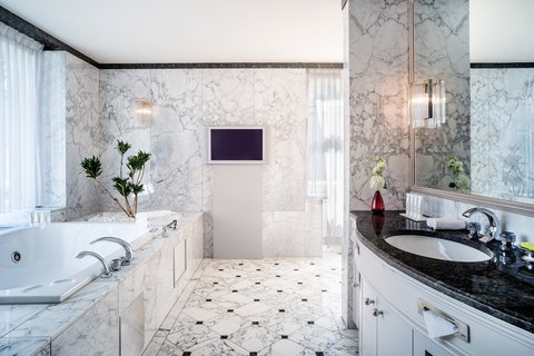 Diplomats Suite Bathroom