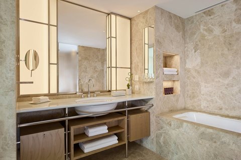 Guest room Bathroom / Tub