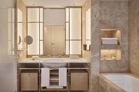 Guest room Bathroom / Tub