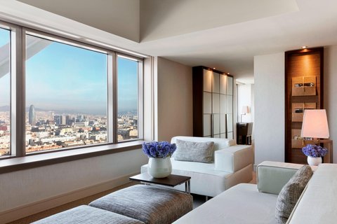 Lounge de la Suite Ejecutiva con vista a la ciudad