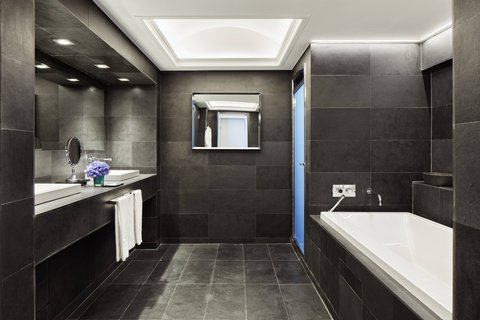 Suite Bathroom – Separate Shower & Tub