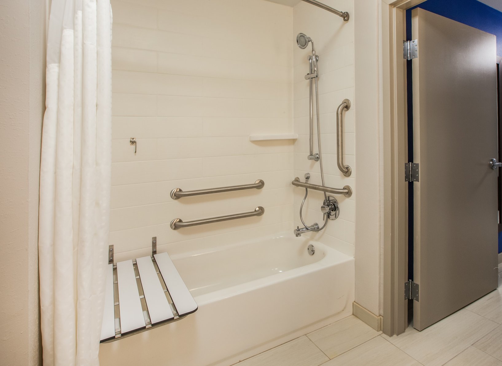 Holiday Inn Express & Suites GLEN ROSE Room Type - 2 Queen Suite Communications Mobility Accessible Tub Holiday Inn Express & Suites GLEN ROSE Room Type - 2 Queen Suite Communications Mobility Accessible Tub
