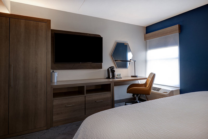 Holiday Inn Express and Suites Central Omaha