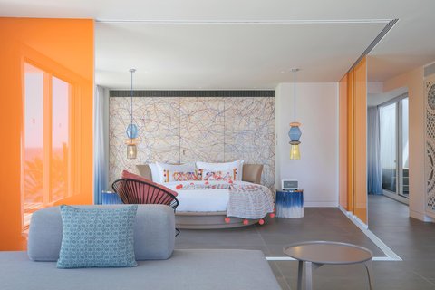 Extreme WOW Bedroom and Entrance