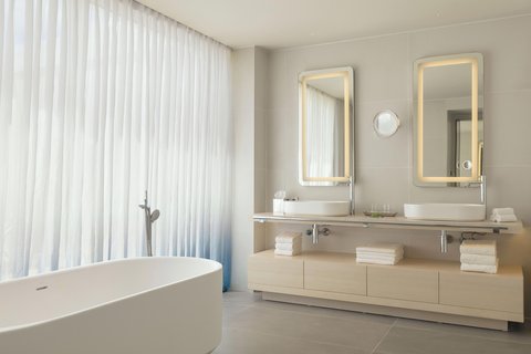 E WOW Suite - Bathroom – Tub
