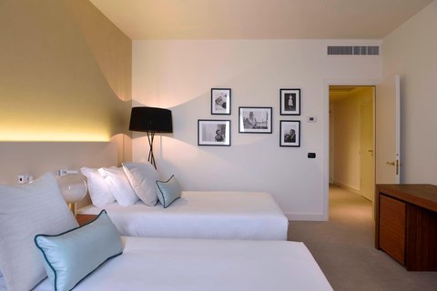 Twin/Twin Deluxe Guest Room