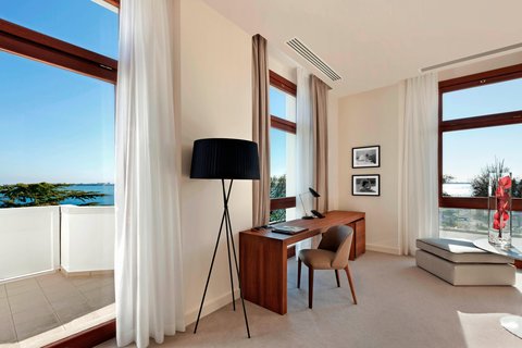 Deluxe Guest Room – Work Desk