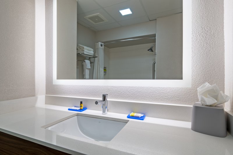 Holiday Inn Express and Suites Woodbridge
