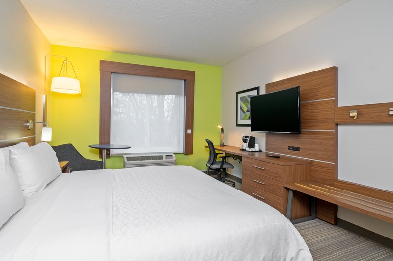 Holiday Inn Express and Suites Woodbridge