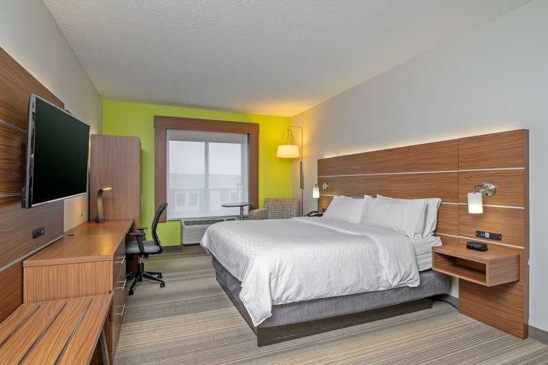 Holiday Inn Express and Suites Woodbridge