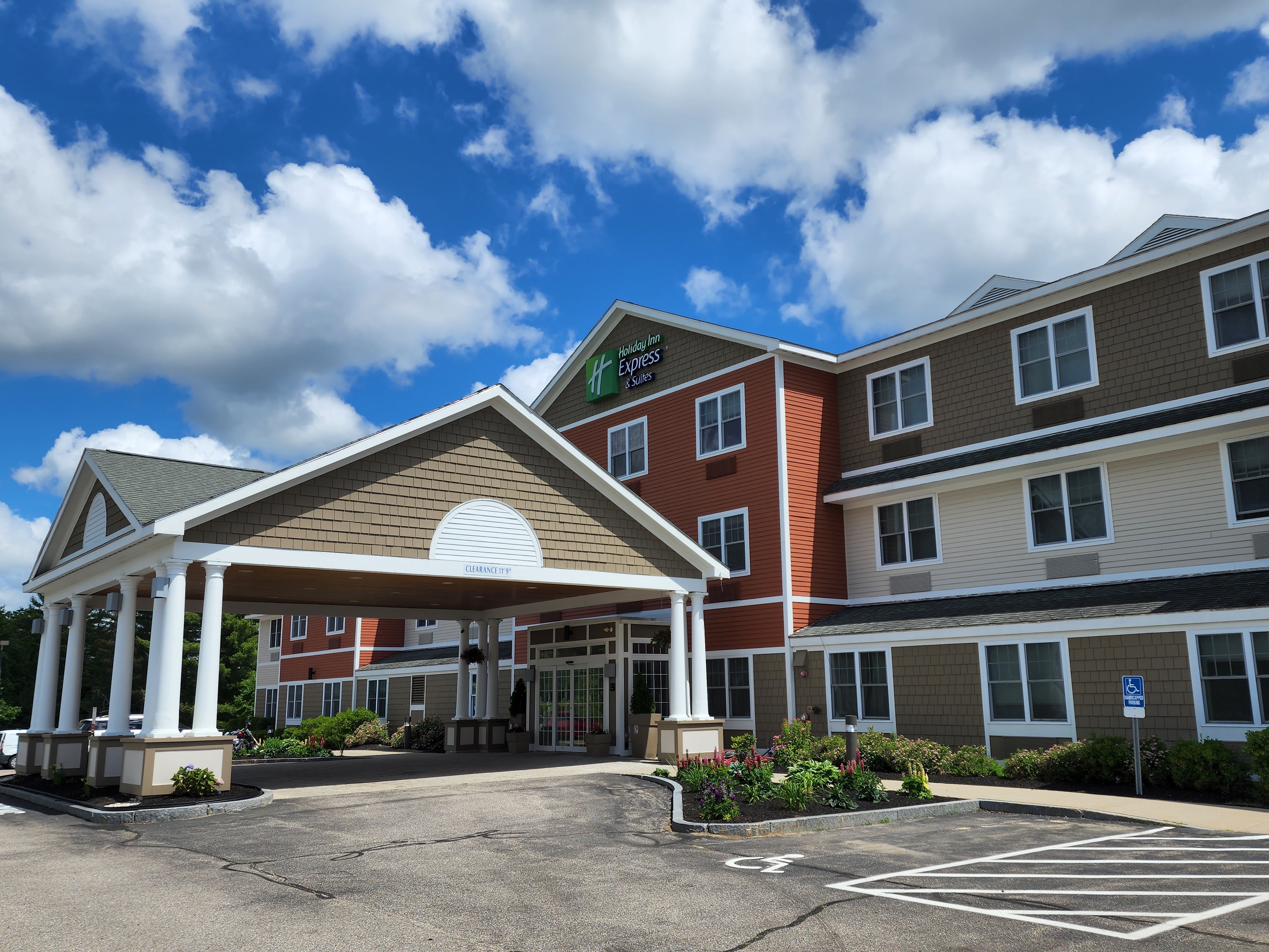 Holiday Inn Express Hotel & Suites