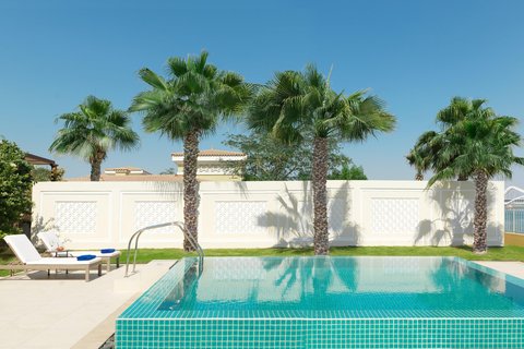 Villa con piscina profunda y vista al canal