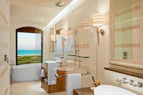 Baño de la habitación Premium con vista al mar - Bañera y ducha