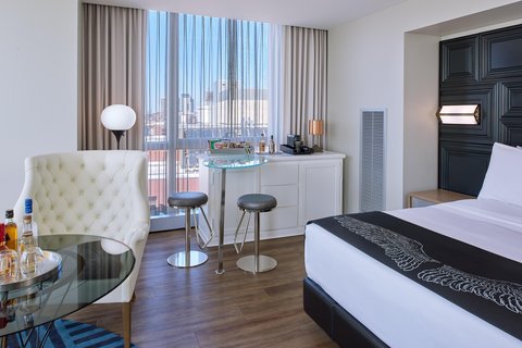 King Cool Corner Guest Room