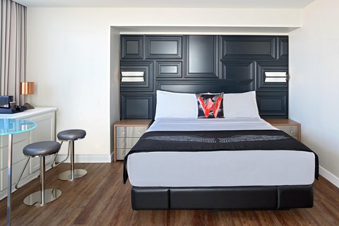 King Cool Corner Guest Room