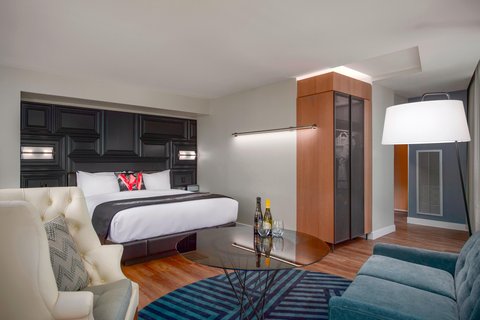 King Cool Corner Guest Room