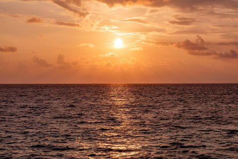 Puesta de sol sobre el océano