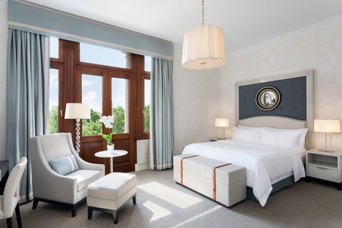 King Deluxe Suite - Bedroom