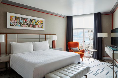 River Thames View Suite - Bedroom with London Eye