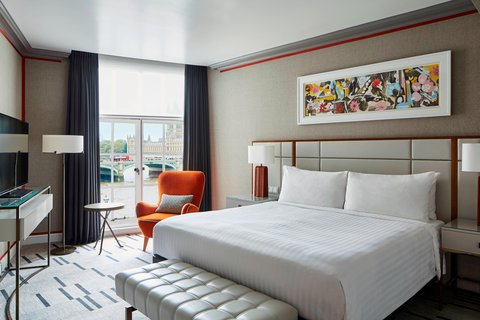 River Thames View Suite - Bedroom with Parliament