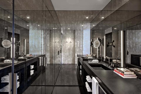 Fabulous Bank King & Fabulous Bank Twin Bathroom