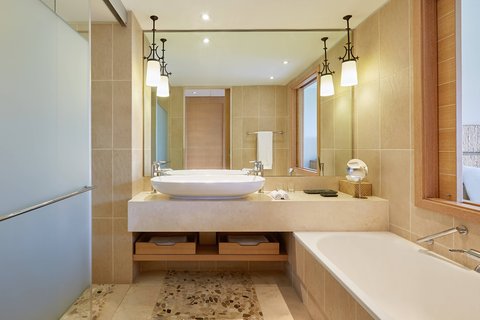 Deluxe Bathroom