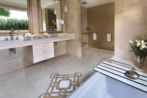 Baño de la suite con jardín accesible para personas con discapacidades - Ducha con acceso para sillas de ruedas y bañera