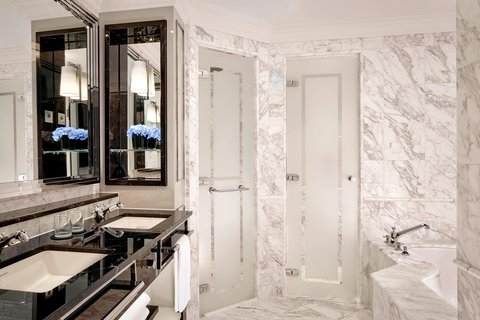 Deluxe Junior Suite Bathroom - Separate Tub & Show