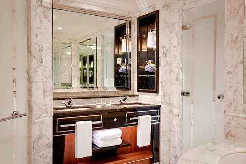Deluxe Suite - Bathroom