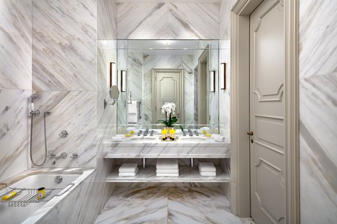 La Fenice Heritage Suite Bathroom