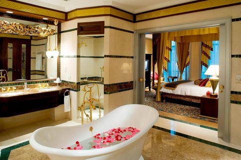 Ratanakosin Theme Suite - Bathroom