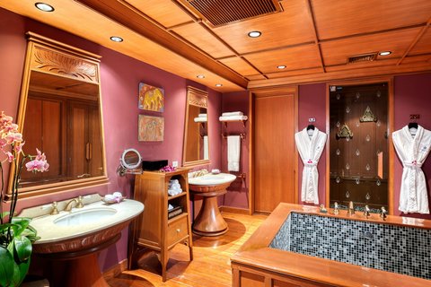 Ruen Thai Suite Bathroom