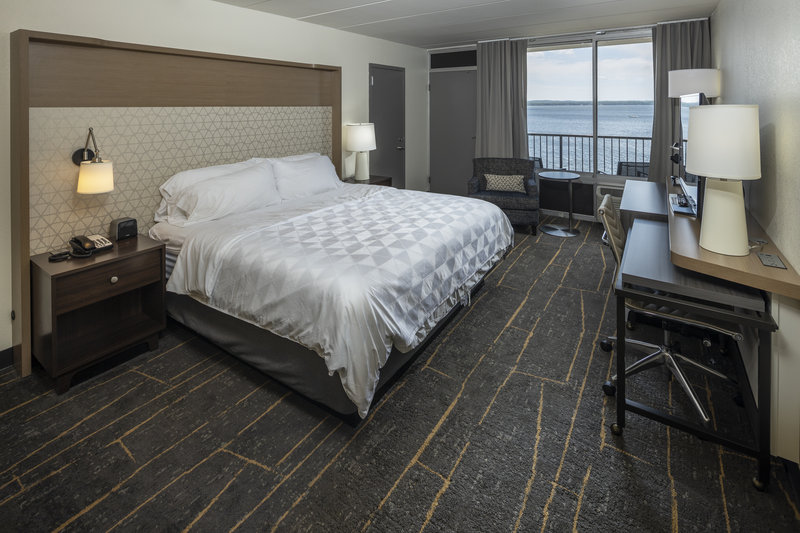 1 KING BED LAKESIDE ACCESS NONSMOKING