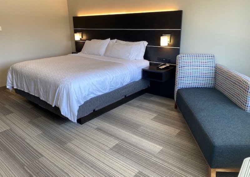 Holiday Inn Express and Suites Warrensburg North