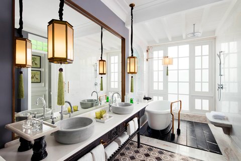 Deluxe Guest Bathroom – Shower/Tub