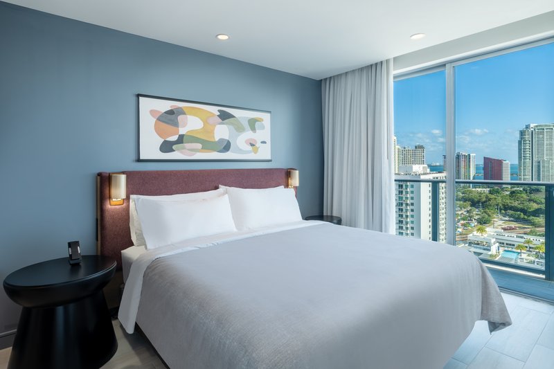1 KING BED 1 BEDROOM SUITE HIGH FLOOR NS