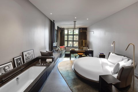 WOW Bank One-Bedroom Studio Suite Bathroom