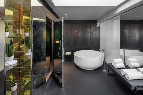 Extreme WOW Bank Suite Bathroom
