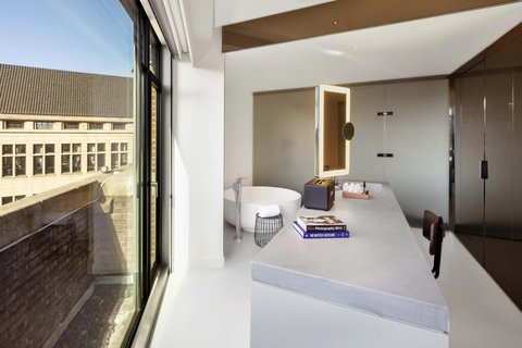 WOW Exchange Studio Suite Bathroom