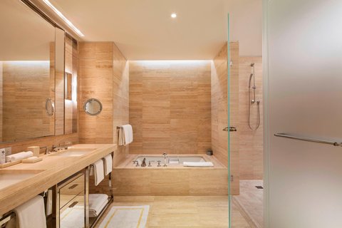 Oceanfront Astor Luxe Guest Room – Bathroom