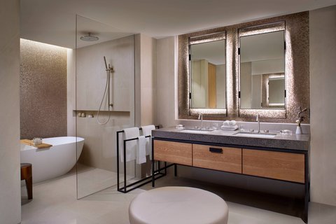 Guest Bathroom – Shower/Tub
