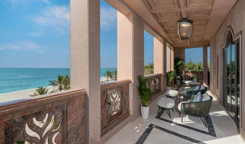 moauh-royal-suite-balcony-seaview