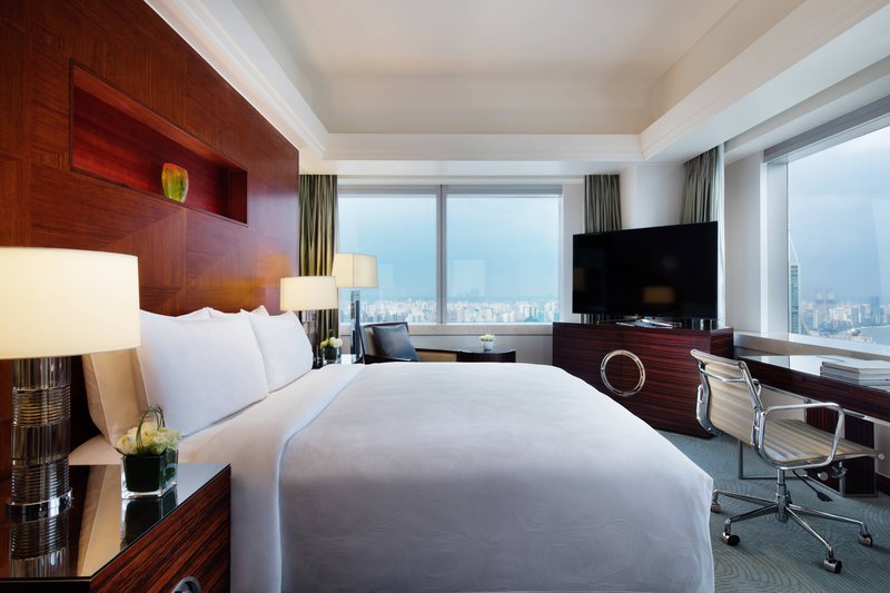 King Corner Guest Room - Bedroom